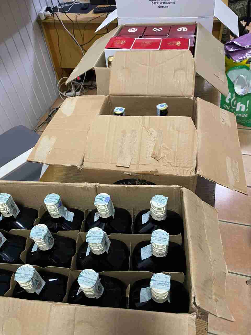 Парфуми, елітний алкоголь та медичне обладнання: митники затримали на кордоні іноземця (ФОТО)