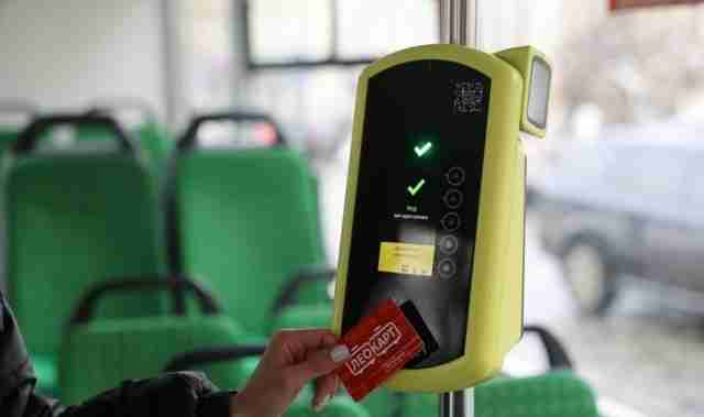 Пасажирам львівського громадського транспорту повертають надмірно списані кошти