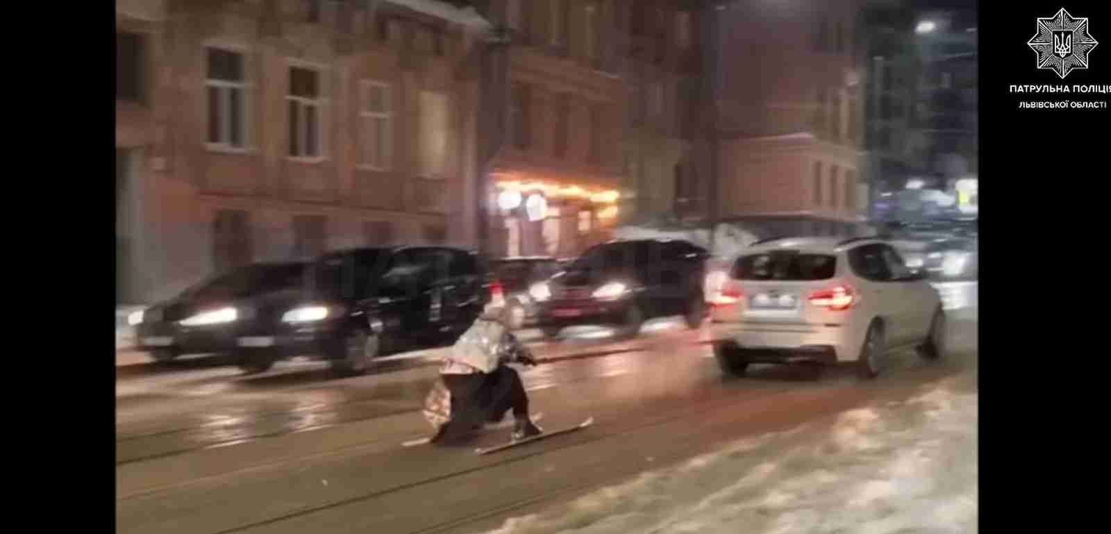 Патрульні притягнули до відповідальності «бабусю» на лижах, яку тягнула автівка вулицями Львова (ВІДЕО)