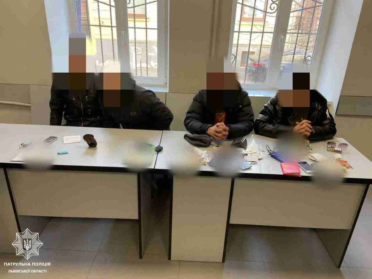 Патрульні виявили чотирьох осіб, які не змогли пояснити місце свого перебування у Львові
