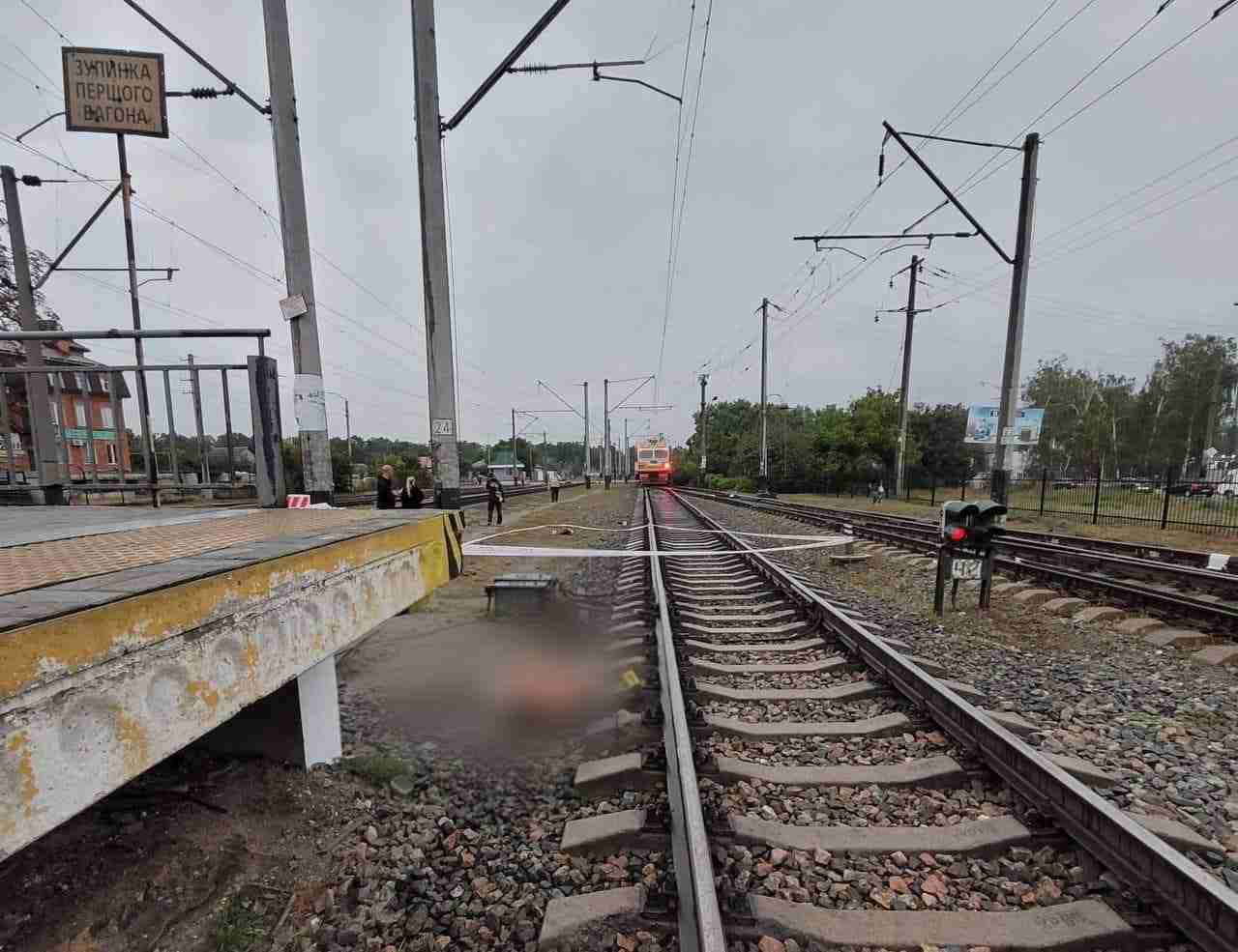 Перебігала платформу: на Київщині неповнолітня дівчина потрапила під потяг (ФОТО)