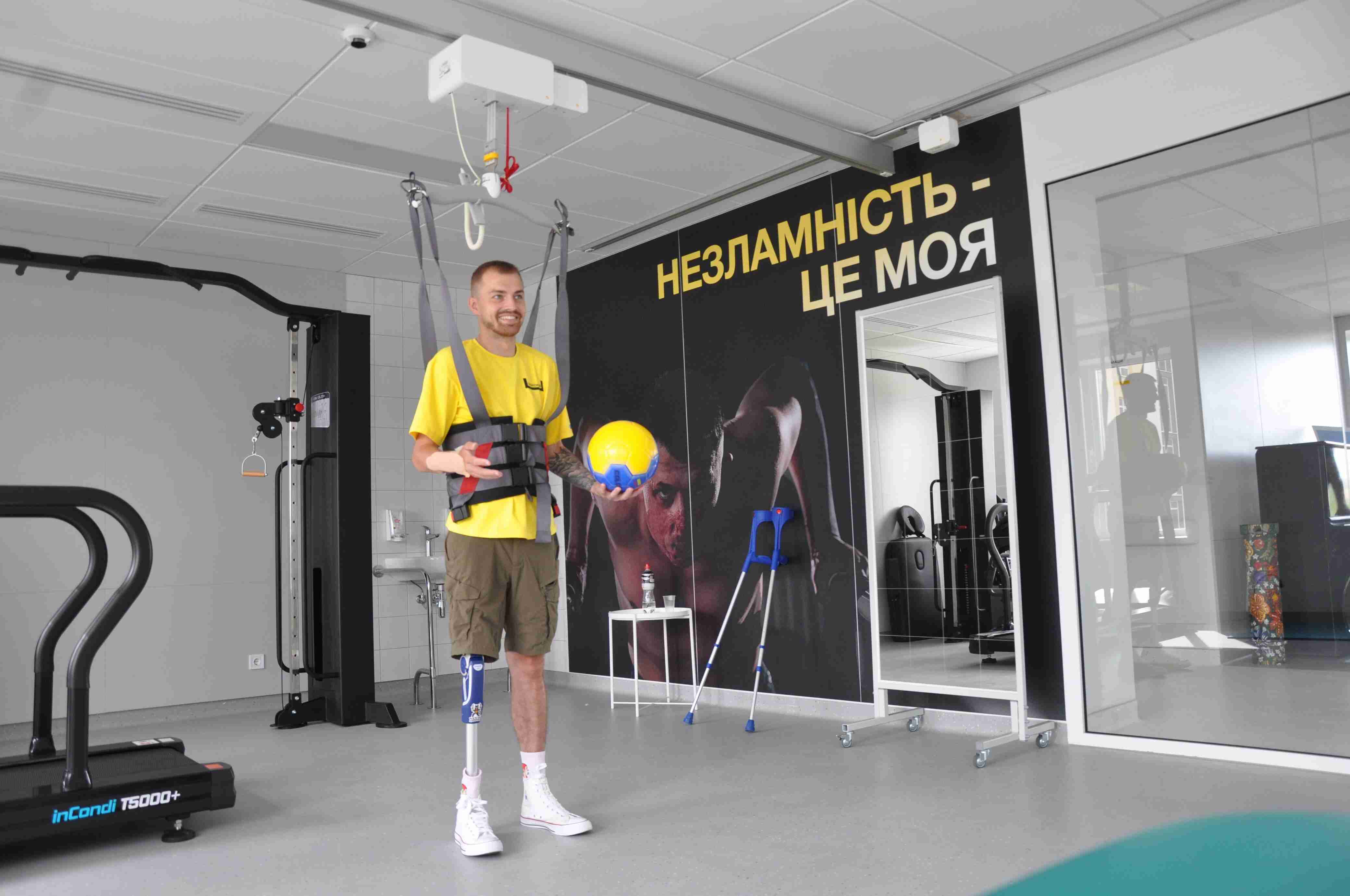 Перебував 11 днів у комі: львівські лікарі повернули здатність ходити важкопораненому парамедику (ФОТО)