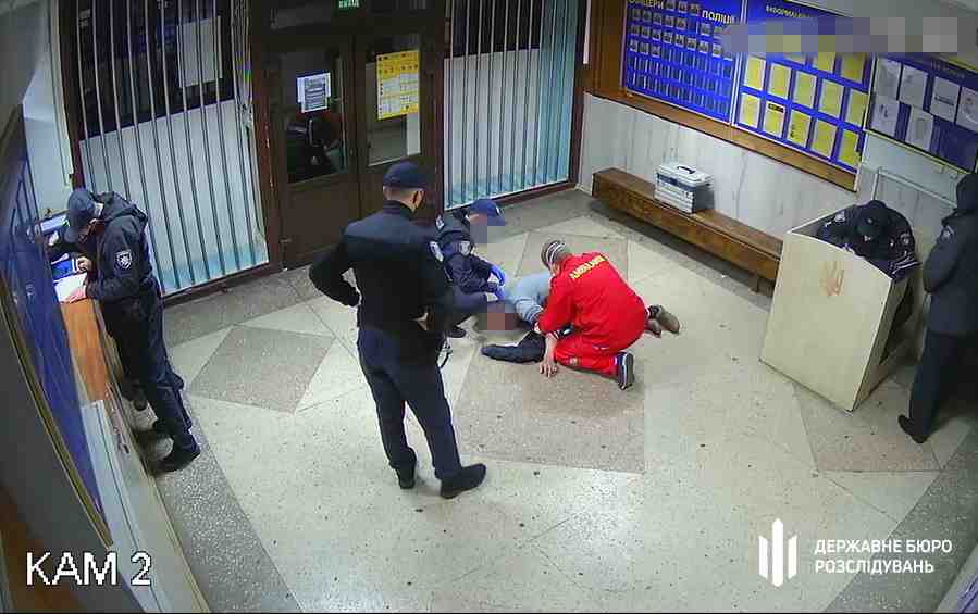 Перед судом постане поліцейський, який побив водія та пасажира (ФОТО)