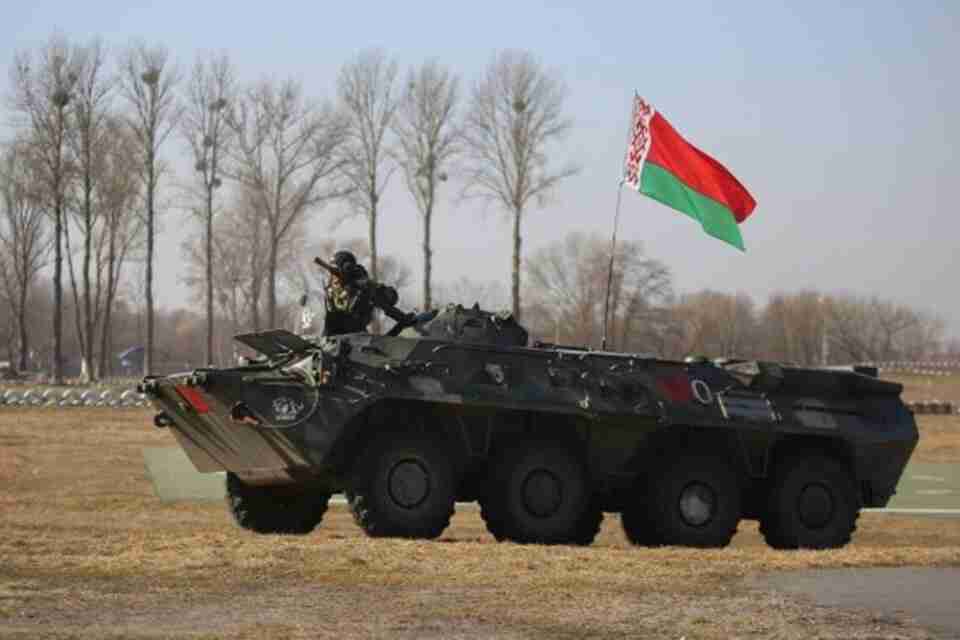 «Перехід на воєнний час»: Білорусь проводить масові військові тренування біля кордону України