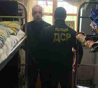 Перекидали через паркан: як на Львівщині в’язнів забезпечували наркотиками (ФОТО)