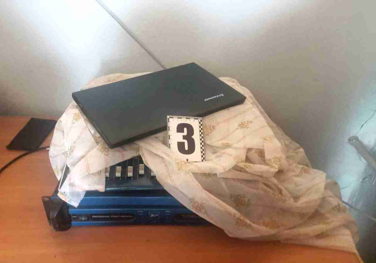 Переселенець вкрав ноутбук, з якого запускали оповіщення про тривогу