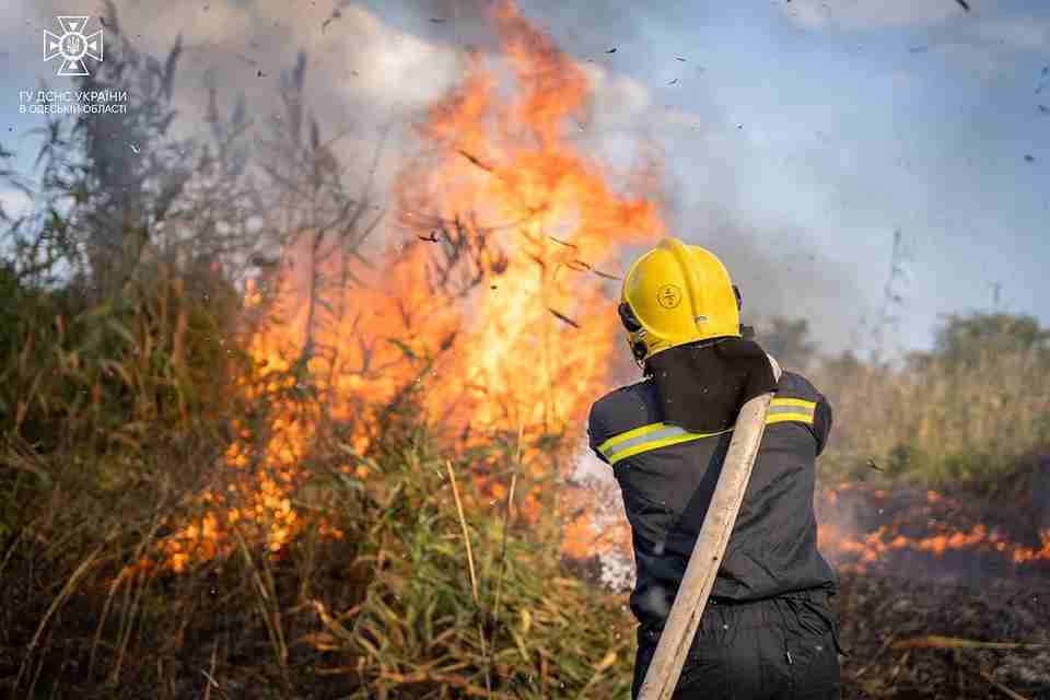 Під час масштабної пожежі в Одесі, помітили вогняний смерч (ФОТО/ВІДЕО)