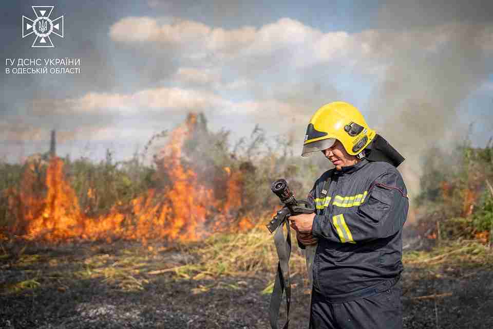 Під час масштабної пожежі в Одесі, помітили вогняний смерч (ФОТО/ВІДЕО)