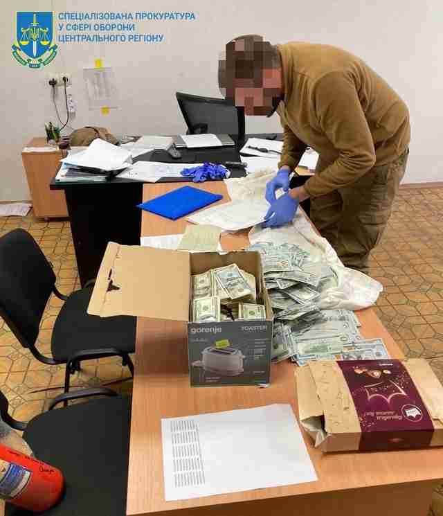 Під час обшуків у затриманого на хабарі ексочільника ВЛК Чернігівщини, знайшли майже 1 млн доларів США (ФОТО, ВІДЕО)