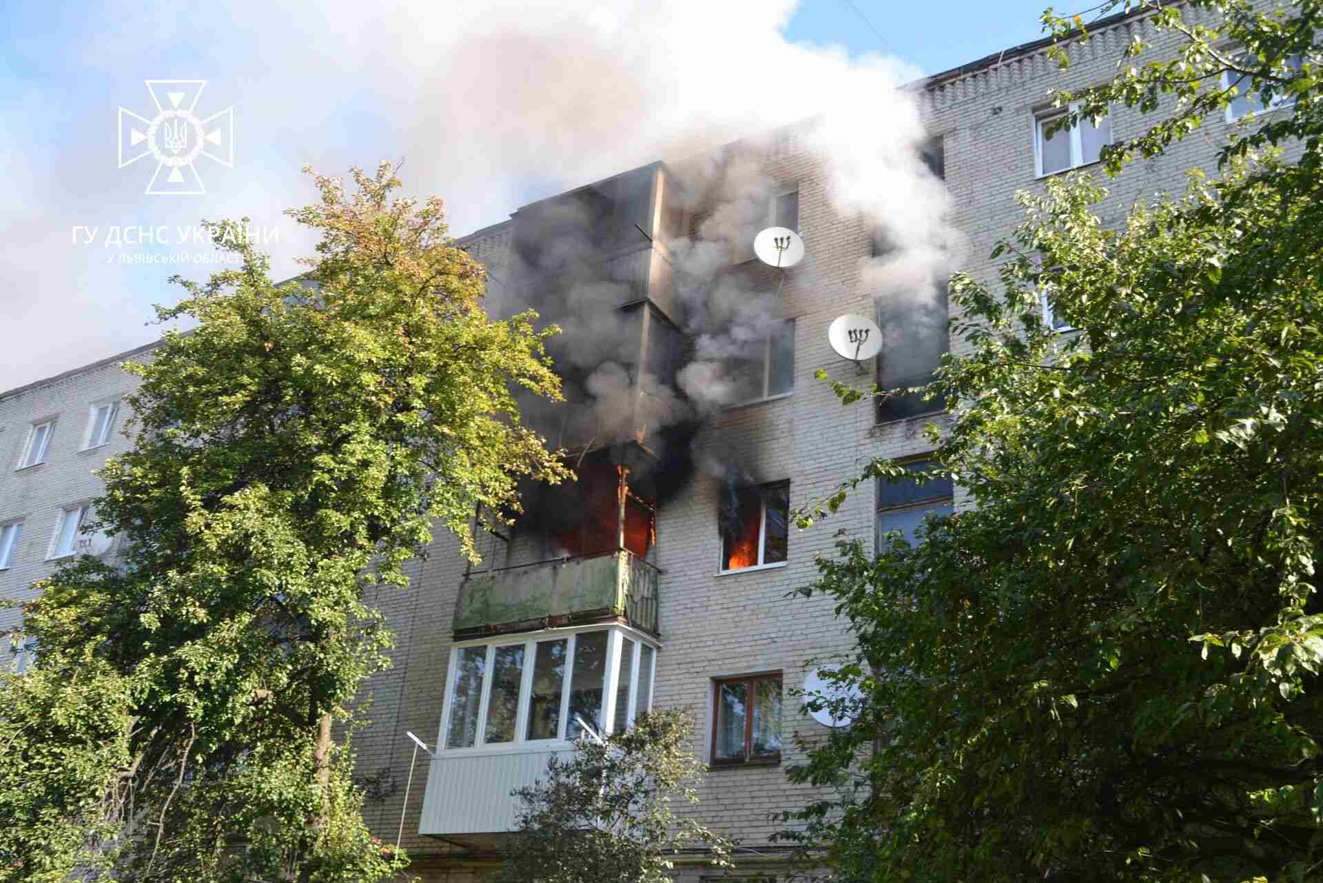 Під час пожежі в будинку у Львові, з вікна четвертого поверху вистрибнув чоловік (ВІДЕО)
