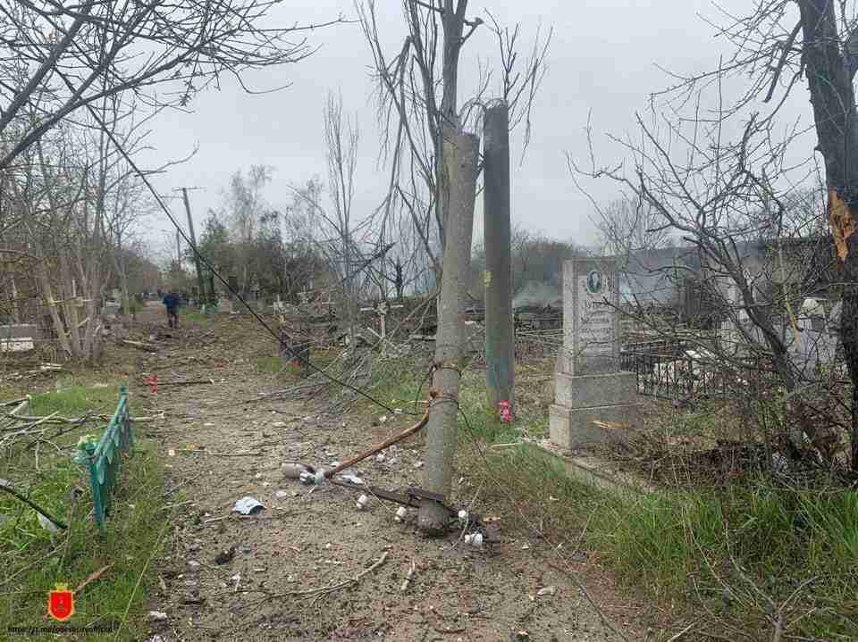 Під час ракетного обстрілу Одеси, окупанти зруйнували понад тисячу «квадратів» місцевого цвинтаря (фото)