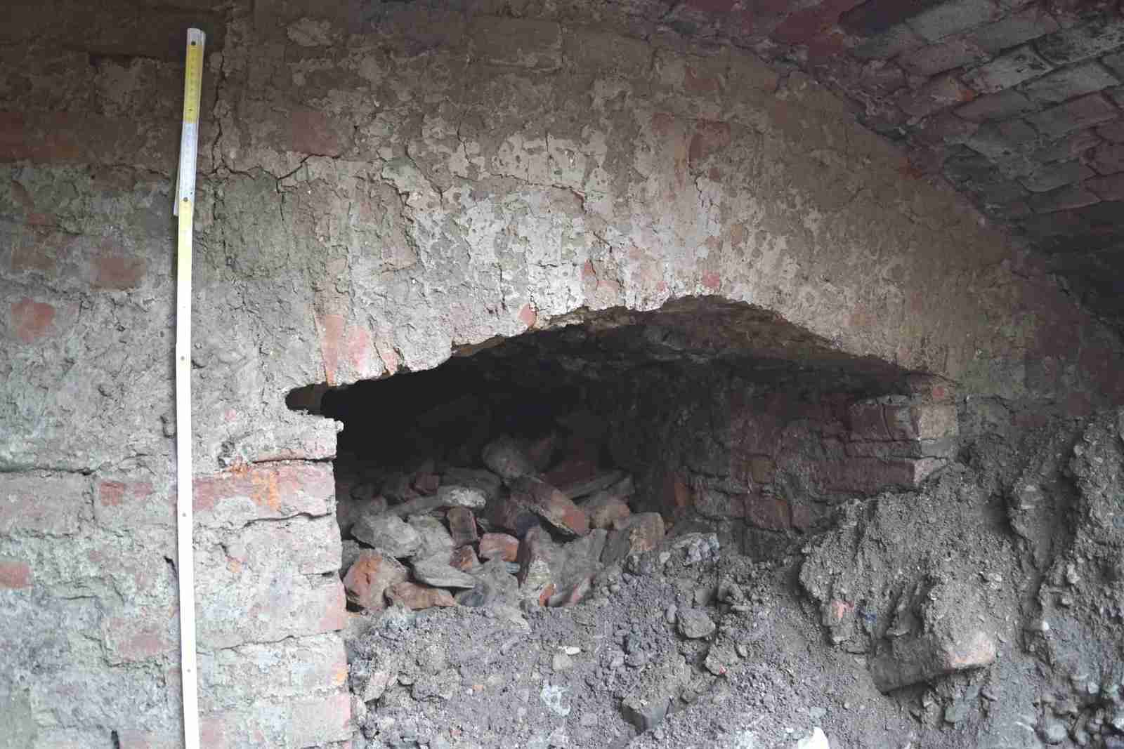 Під час ремонту площі на Львівщині, випадково натрапили на стародавню підземну пивницю (ФОТО)