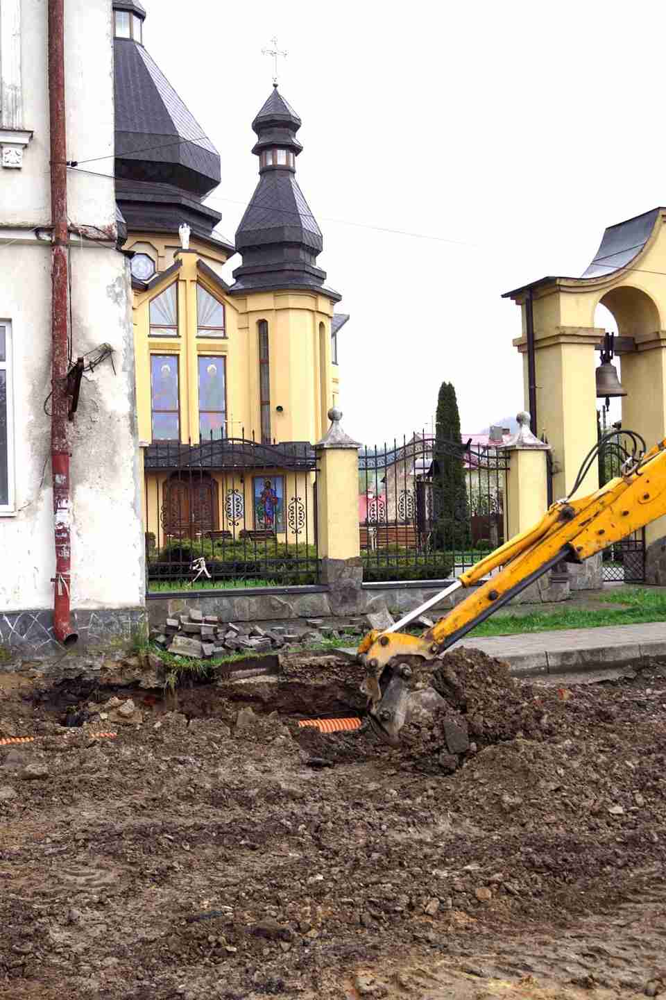 Під час ремонту площі на Львівщині, випадково натрапили на стародавню підземну пивницю (ФОТО)