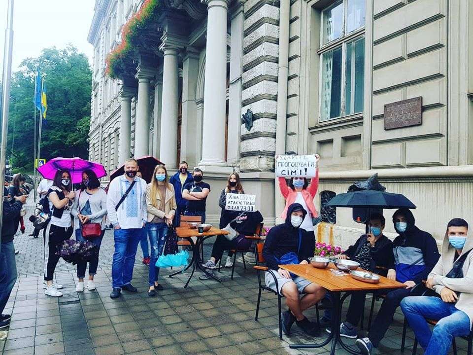 Під стінами Львівської ОДА протестують ресторатори (фото)