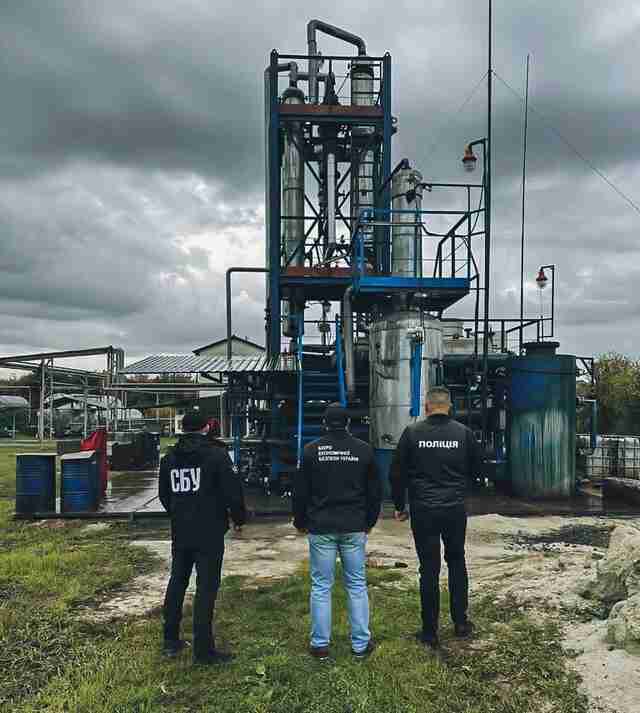 Підпільний нафтопереробний завод, пов'язаний із кумом Медведчука знайшли на Закарпатті (ФОТО, ВІДЕО)