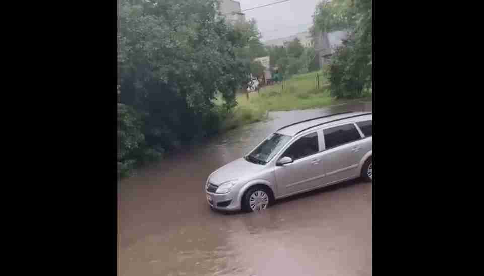 Підтоплені вулиці, понищені авто: наслідки негоди на Львівщині (ВІДЕО)