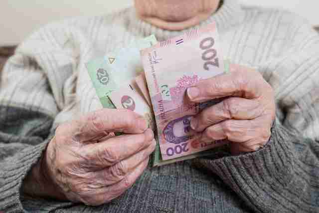 Підвищення пенсій в Україні з квітня: кому і скільки доплатять