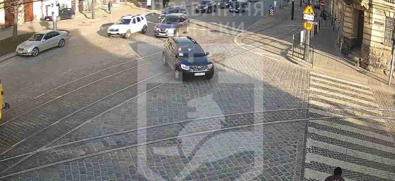 Пішохід дивом не постраждав: камери міста зафіксували момент ДТП на перехресті у Львові (ВІДЕО)