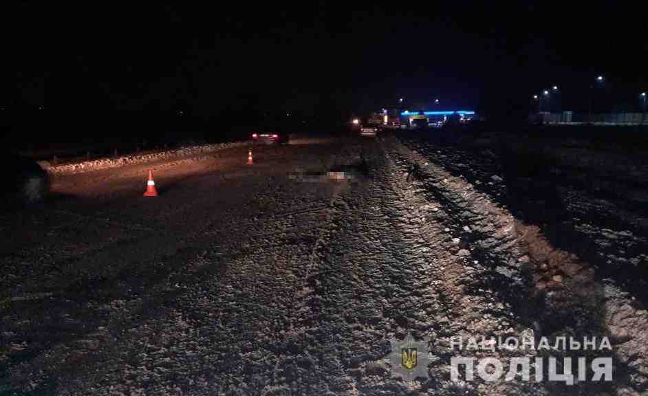 Пішохода розірвало на шматки: поліція встановлює водія, який збив людину на трасі «Київ-Харків» і втік (ФОТО18+, ВІДЕО)