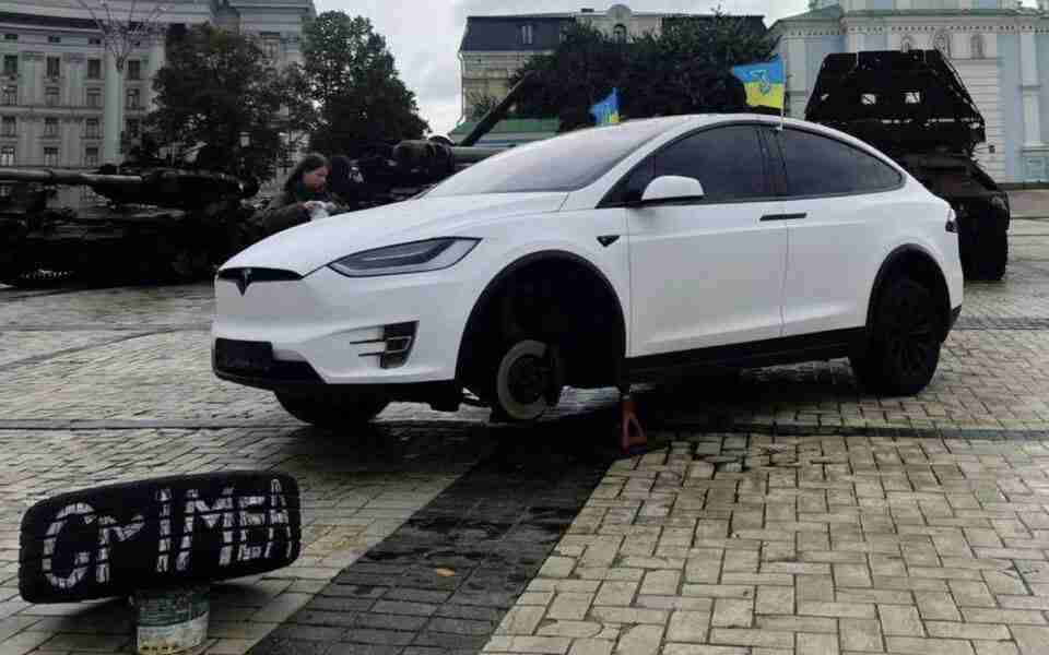 Після скандальної заяви Маска, киянин покинув свою «Tesla» біля розбитої російської техніки (ФОТО)