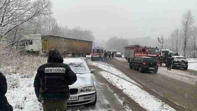 Після зіткнення з вантажівкою на Львівщині, залишилося тільки пів легковика (ФОТО)