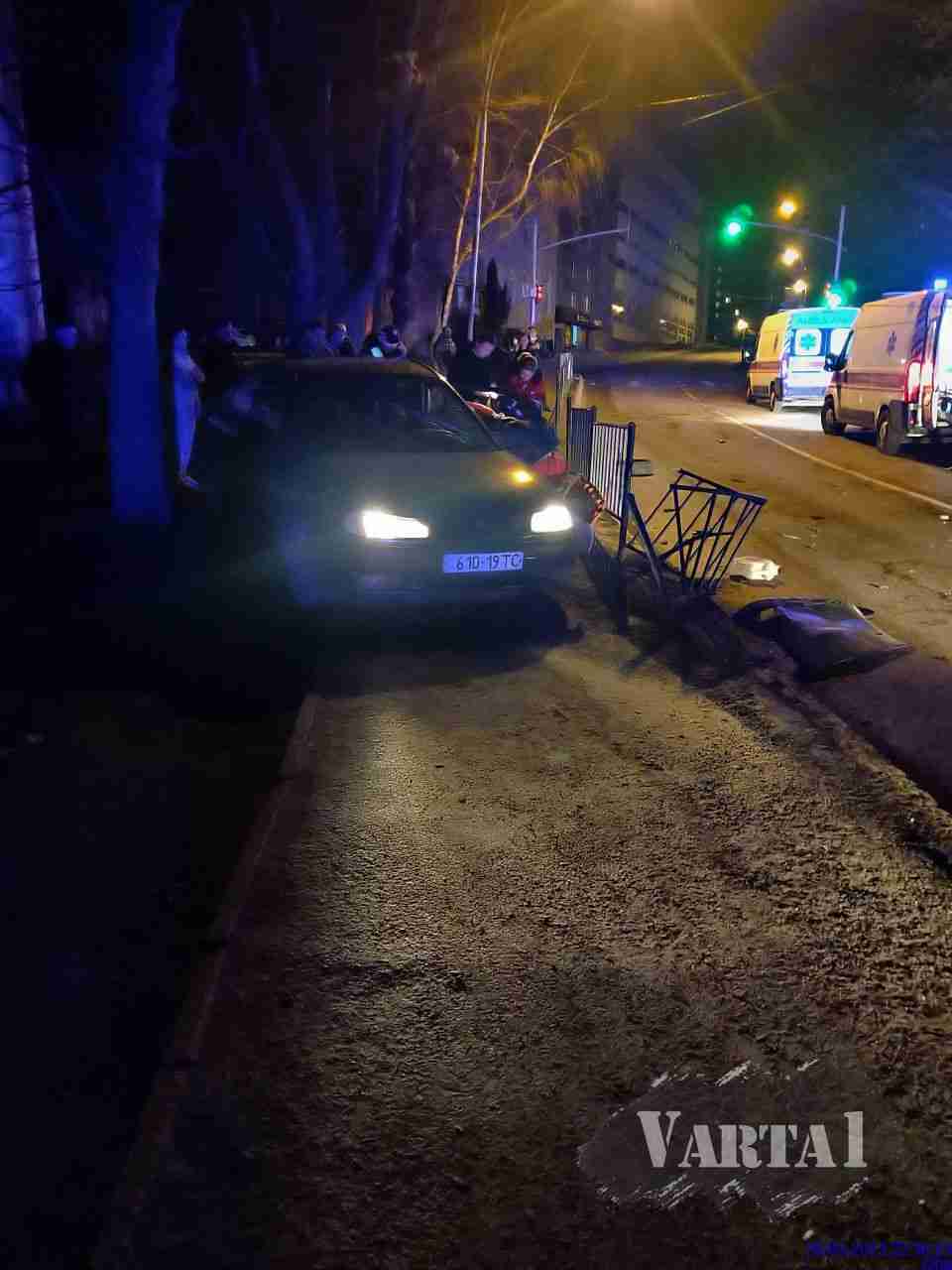 Пізно ввечері у Львові авто врізалося в електроопору (ФОТО)