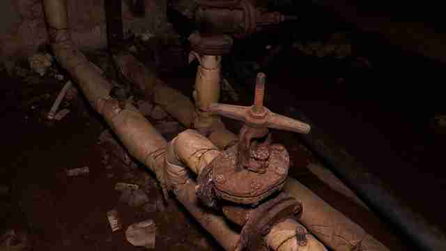 Плавають фекалії: львів'яни постраждали через ремонтні роботи (ФОТО)