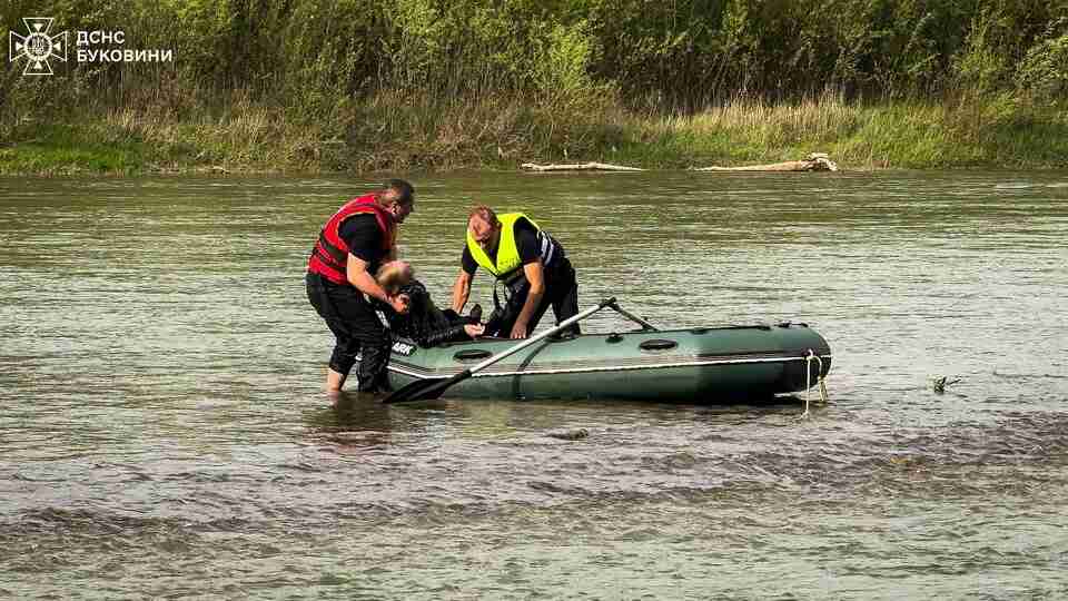 Плила за течією: рятувальники дістали з водойми непритомну людину (ФОТО)