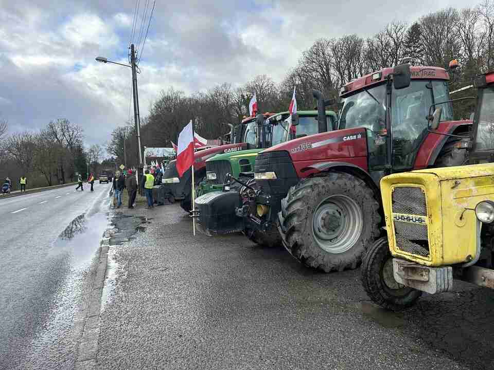 По всій території Польщі розпочалися великі протести фермерів проти імпорту з України (ФОТО)