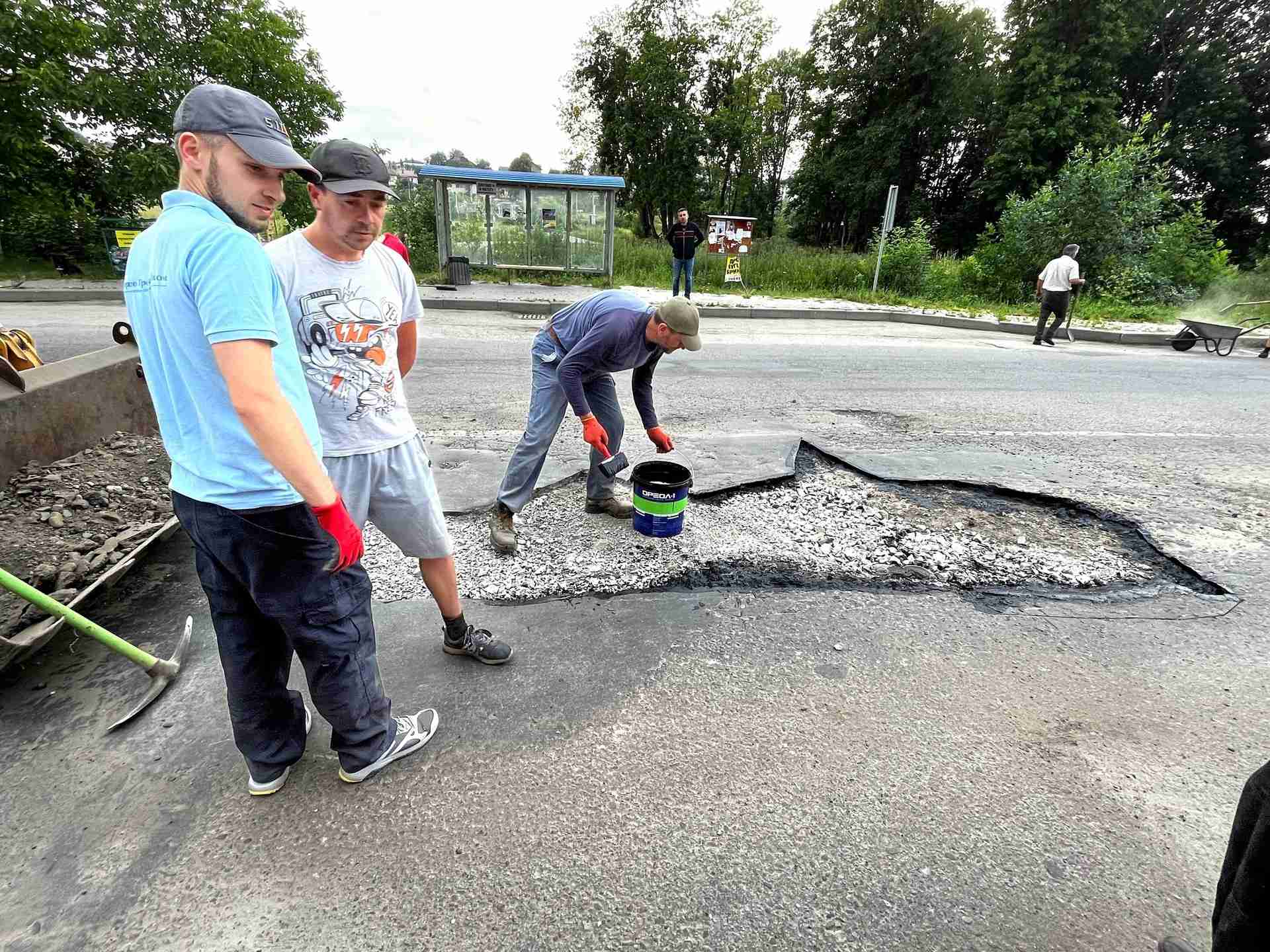 Поблизу Львова люди самостійно відремонтували дорогу (ФОТО ВІДЕО)