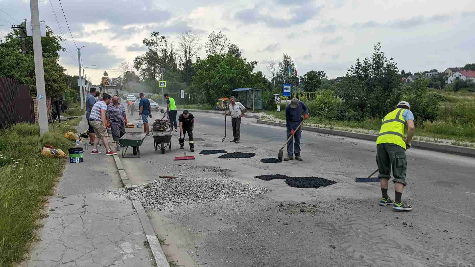 Поблизу Львова люди самостійно відремонтували дорогу (ФОТО ВІДЕО)