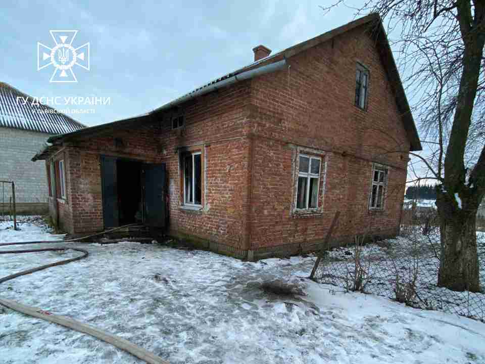 Поблизу Львова люди врятували дідуся з палаючого будинку (ФОТО)
