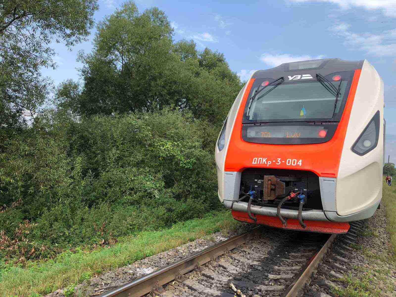 Поблизу Львова пасажирський поїзд скоїв наїзд на чоловіка, який сидів на колії (ФОТО)