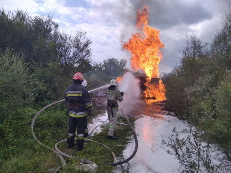Поблизу Стрия загорівся автомобіль з горючою рідиною (фото)