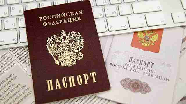 Початок анексії Маріуполя: окупанти видають маріупольцям російські паспорти