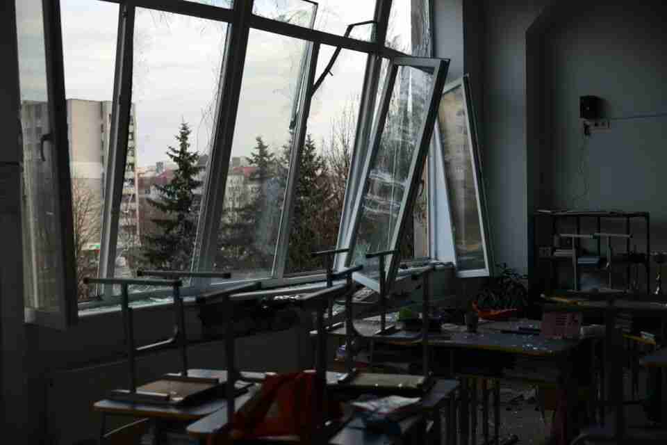 Подробиці ракетного удару по Львову: вибиті вікна, постраждали люди (ФОТОРЕПОРТАЖ)