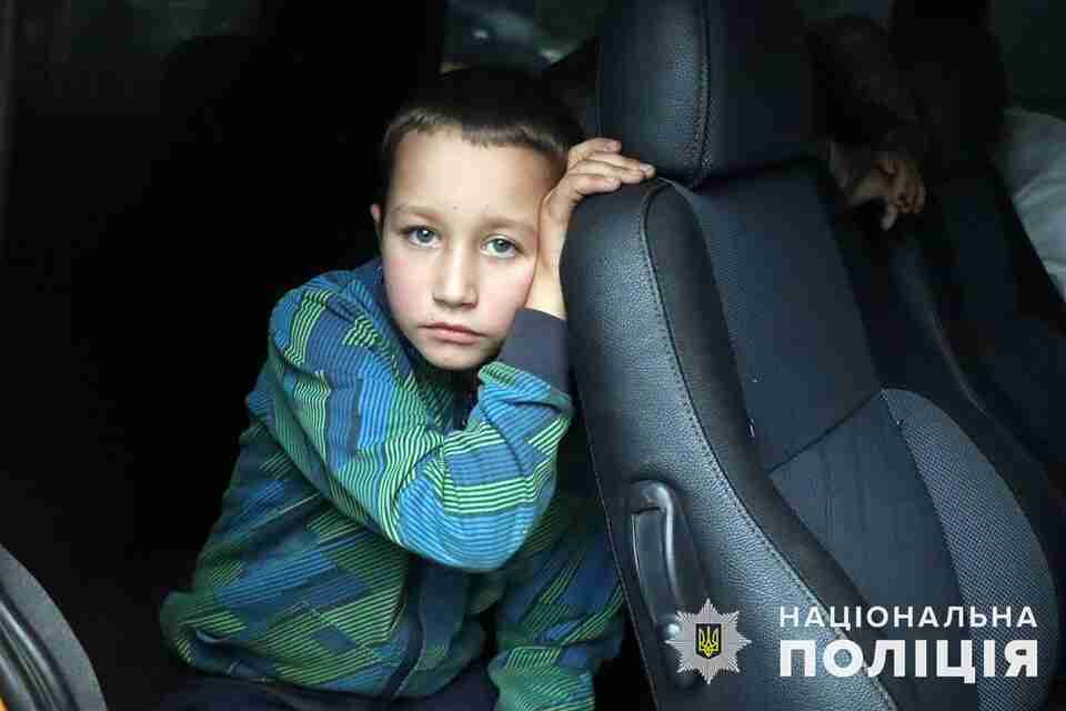 Поліцейські Лимана  врятували двох дітей, які осиротіли через російську агресію (ФОТО,ВІДЕО)