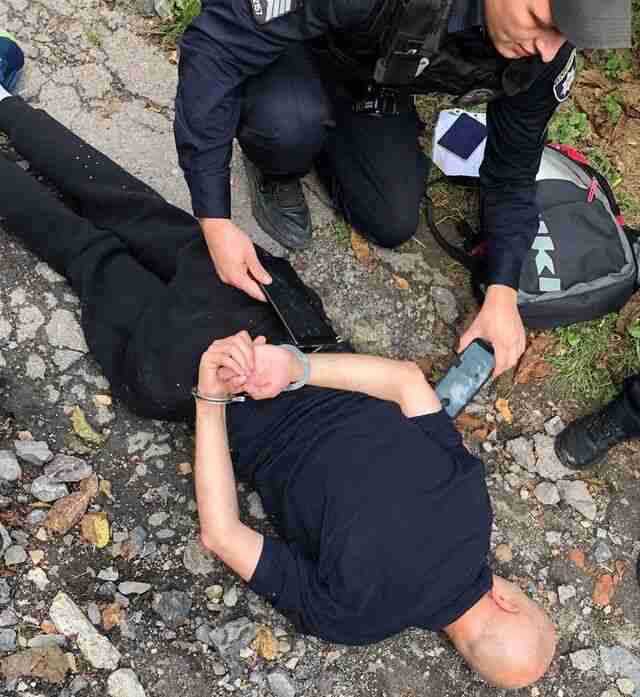 Поліцейські повідомили про підозру у хуліганстві зловмиснику, який на вулиці у Львові вдарив чоловіка ножем у груди (ФОТО)