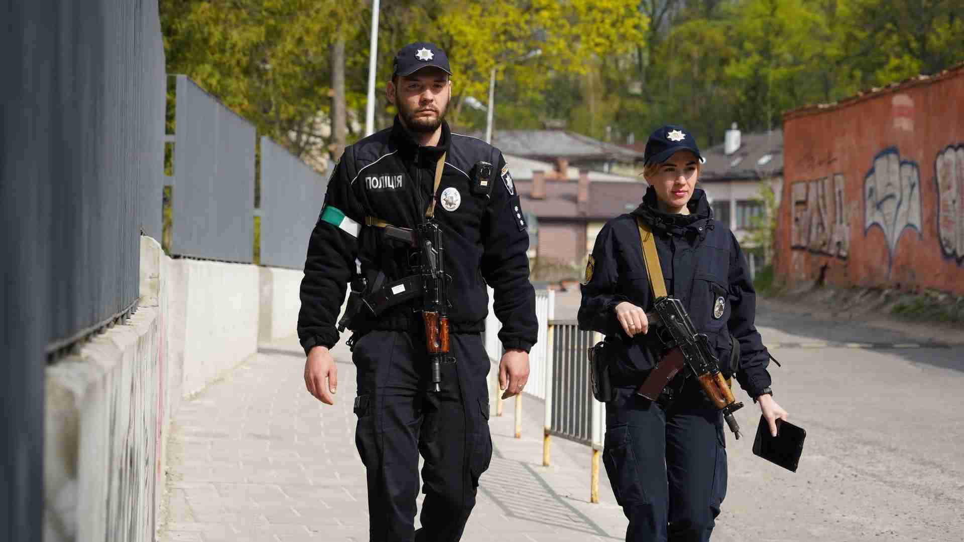 Поліція Львівщини перевіряє наявність спецперепусток у громадян, які є на вулицях під час комендантської години