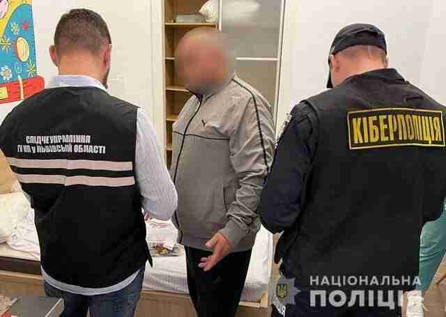 Поліція Львівщини затримала іноземця, який зчитував інформацію з карток у банкоматах (ФОТО)