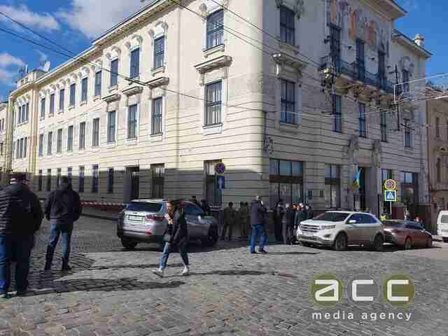 Поліція перекрила рух: в Чернівцях до апеляційного суду намагався зайти чоловік з гранатою (ФОТО)