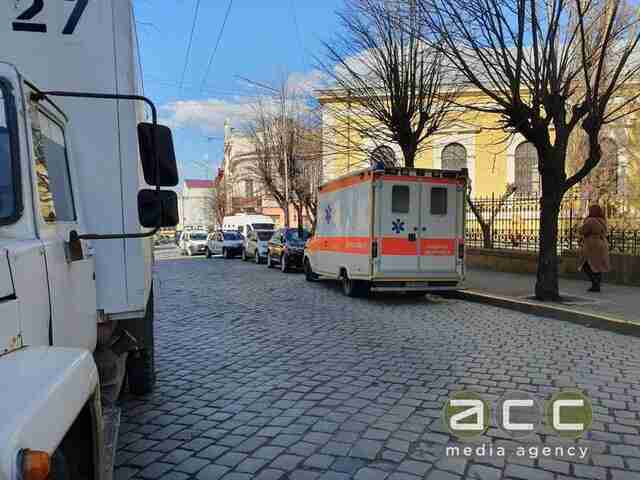 Поліція перекрила рух: в Чернівцях до апеляційного суду намагався зайти чоловік з гранатою (ФОТО)