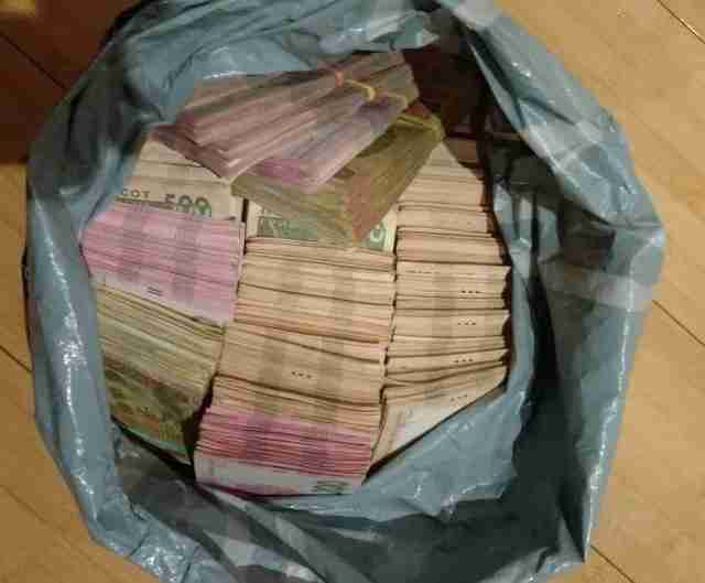 Поліція розшукує власника солідної суми грошей, які знайшли на базарі у Рівному (ВІДЕО)