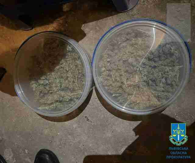 Поліція викрила жителів Тернопільської та Львівської областей, які створили ОЗГ і заробляли мільйони на збуті кокаїну (ФОТО)