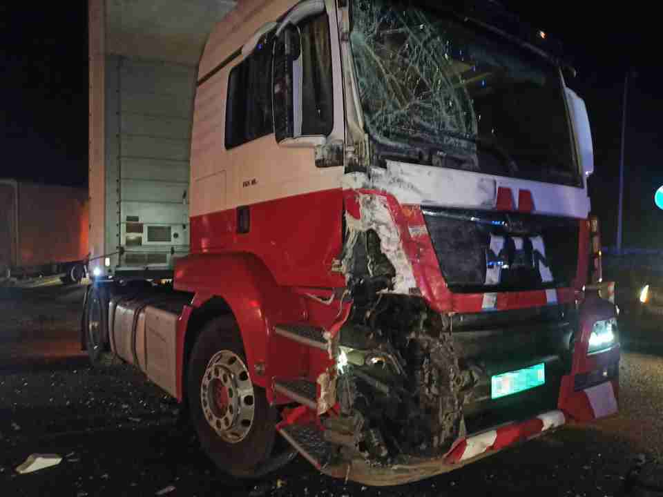 Поліція затримала водія вантажівки з Хмельниччини, який в’їхав у пасажирський автобус біля Львова