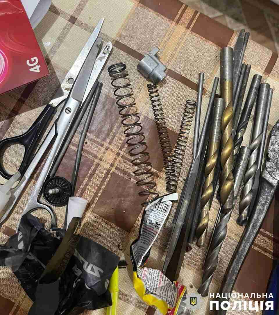 Поліція Житомирщини викрила 18-річного хлопця, який виготовляв та продавав вогнепальну зброю (ФОТО)