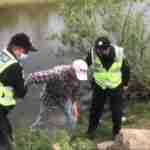 Поліцейські Львівщини врятували чоловіка, який цілу ніч провів у хащах на річці (фото)