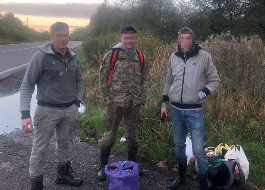 Поліцейські розшукали трьох грибників, які заблукали у лісі на Львівщині