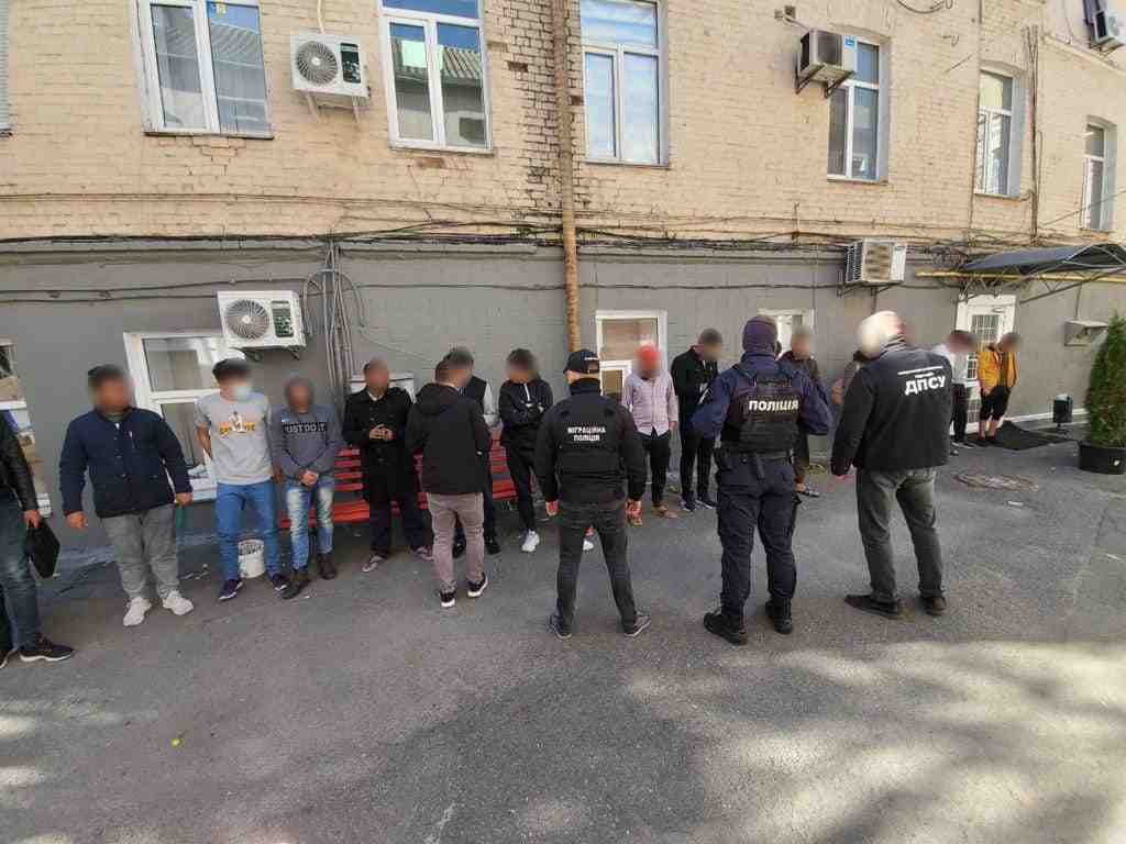 Поліцейські викрили масштабну схему переправлення іноземців через Україну в ЄС