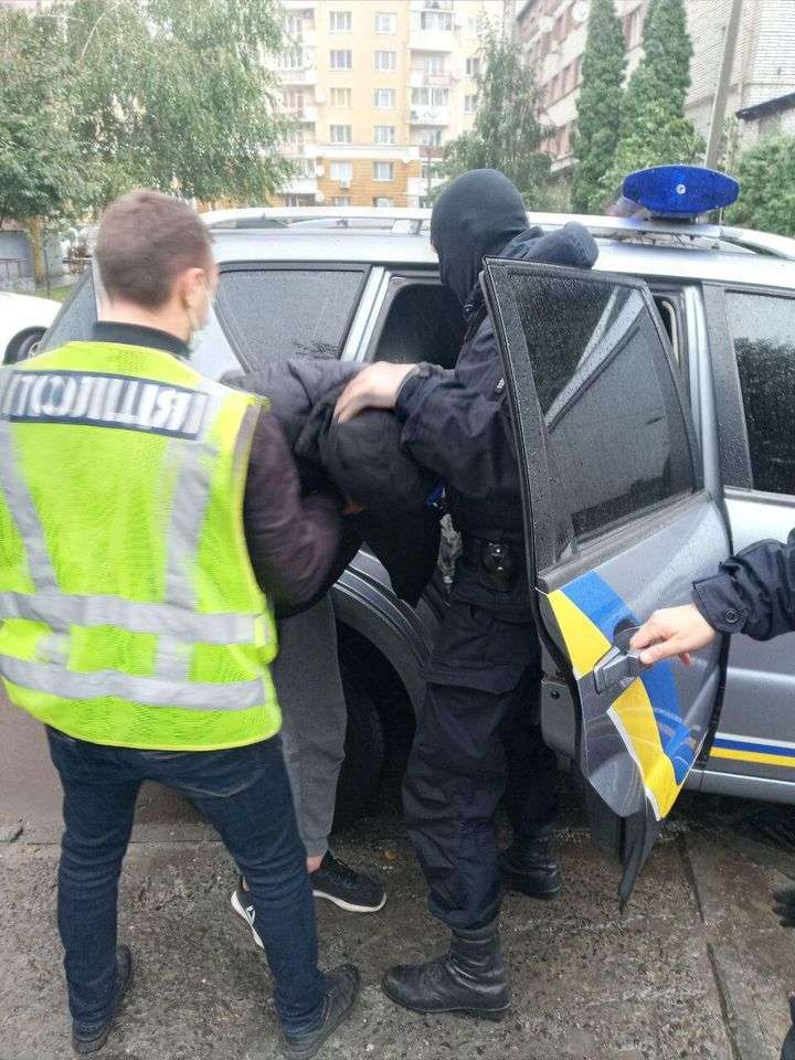 Поліцейські взяли під варту чоловіка, що напав на перехожого у Львові (фото)